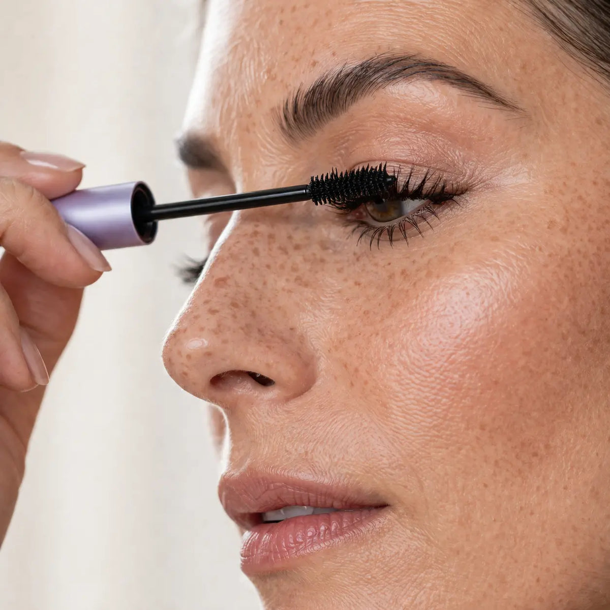 Mascara application on mature lashes